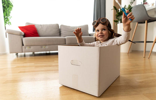 Dziecko ze szczoteczką IONICKISS Kids w ręce